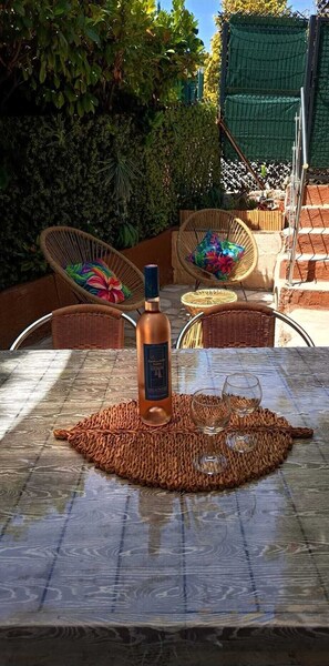 Outdoor dining - Vrbo Property (Villeneuve-Loubet)