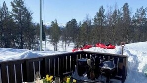 An outdoor dining setup with a table set for four, surrounded by snow. - Secluded cabin with views of Raulandsfjell (Rauland)