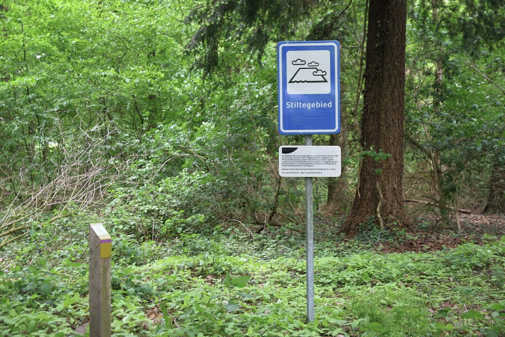 A signpost with a blue background and white text, indicating a stilted area.