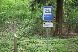 Un panneau de signalisation à fond bleu et à lettres blanches, indiquant une zone marécageuse.