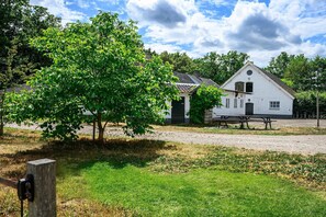 Outdoor dining - Cozy Stay with recreation room (Doorn)