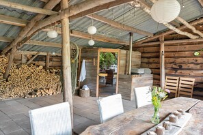 Outdoor dining - Cozy Stay with recreation room (Doorn)