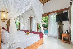 Quarto com cama de dossel, televisão e vista para uma piscina.