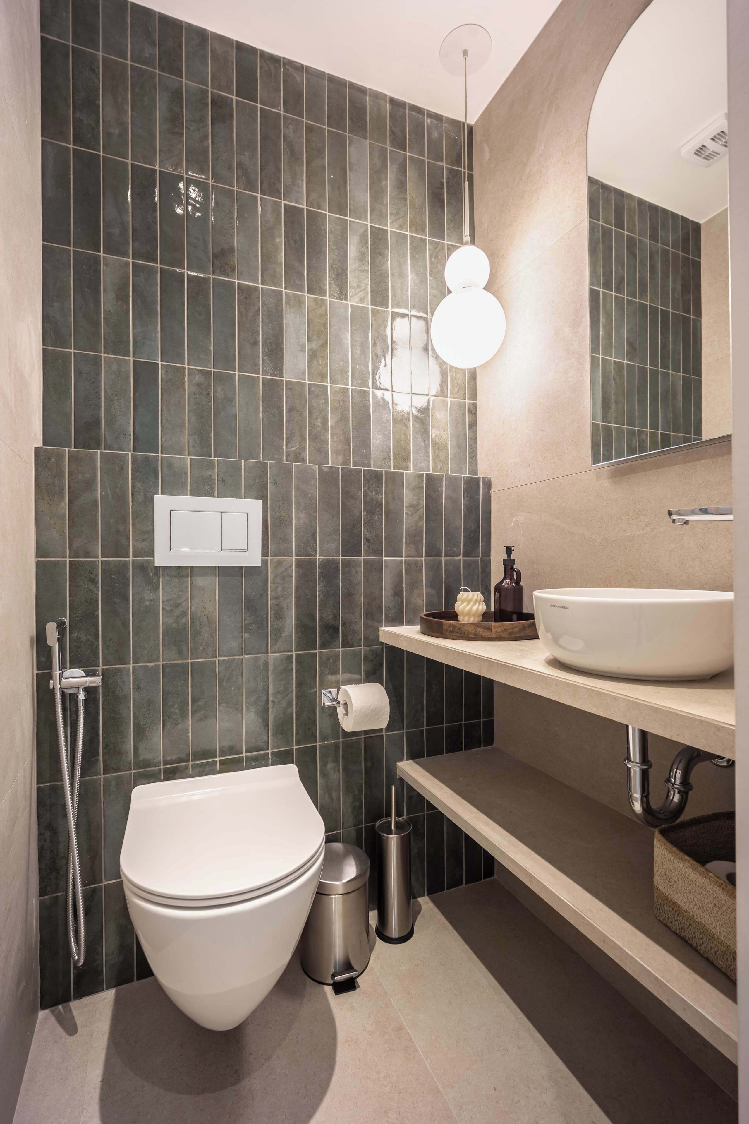 Un baño moderno con inodoro, bidé y lavamanos.