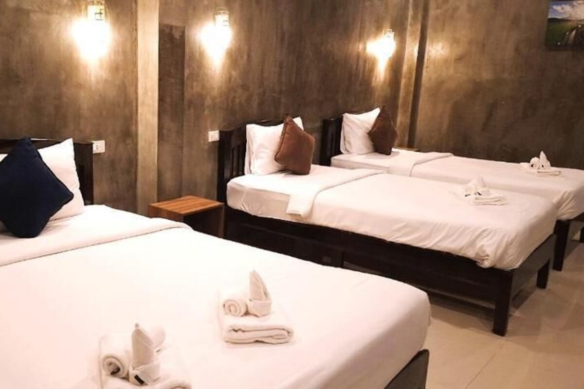 Quarto quádruplo clássico, vista para a cidade | Cofres nos quartos, escrivaninha, cortinas blackout, Wi-Fi de cortesia