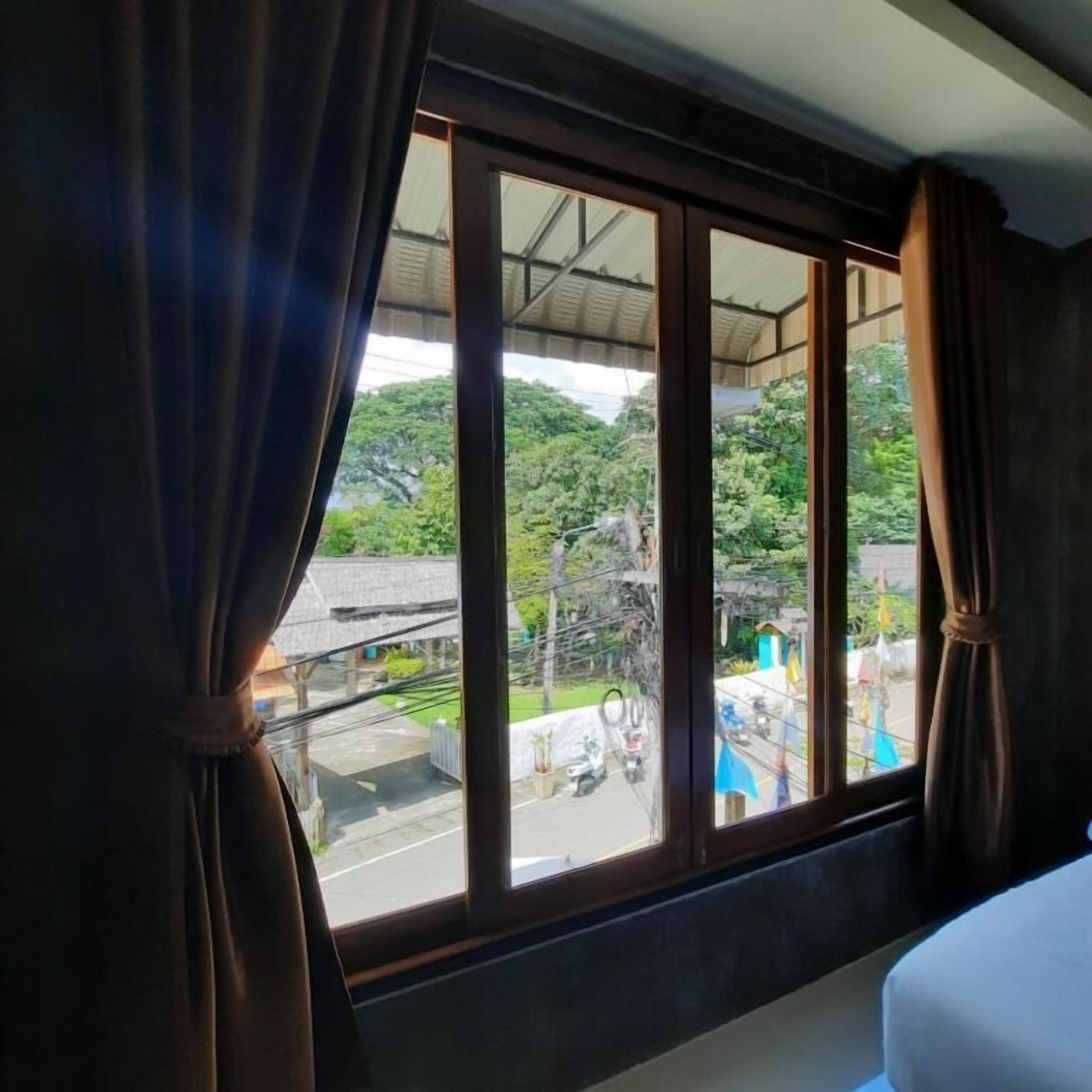 Classic Quadruple Room, City View | Interior