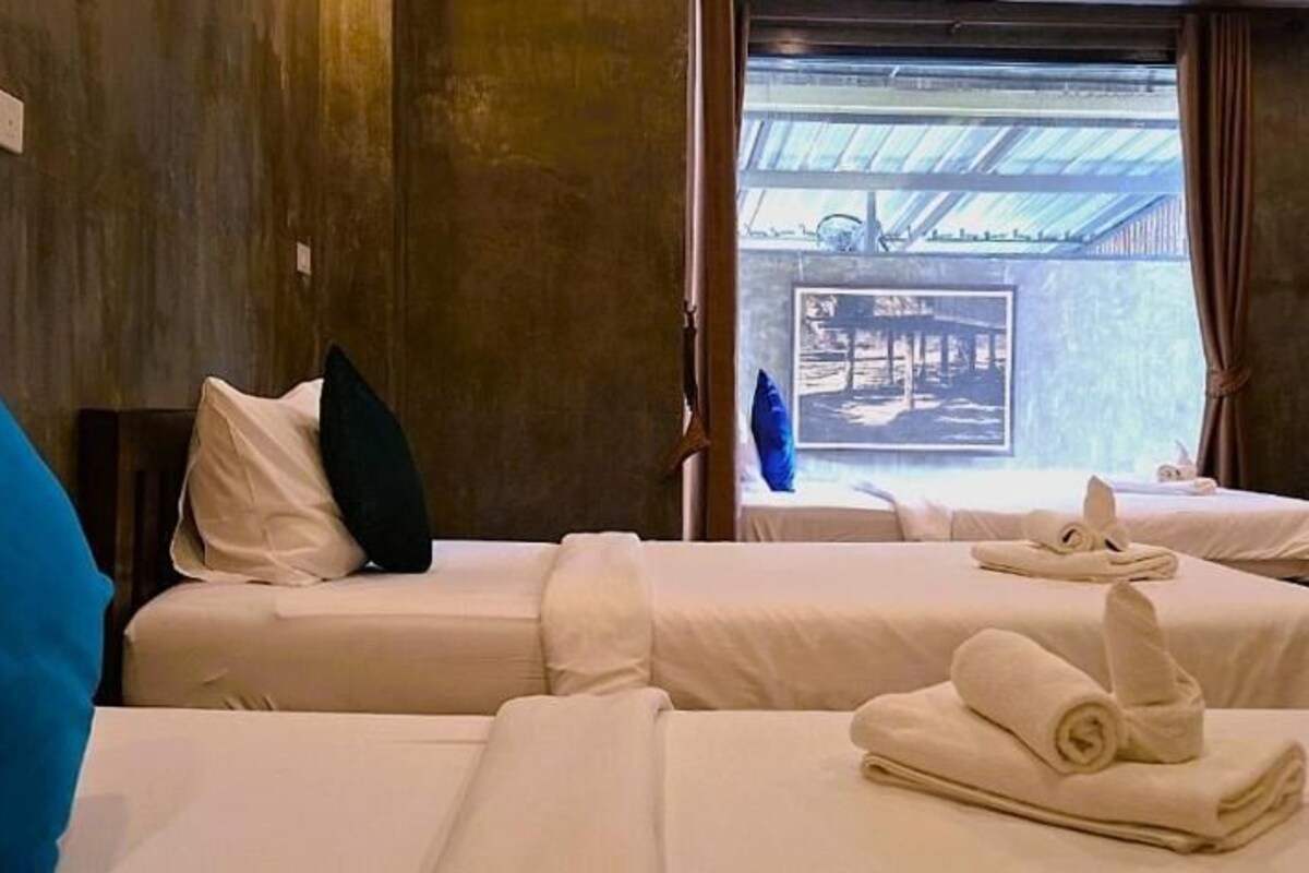 Quarto triplo luxo | Cofres nos quartos, escrivaninha, cortinas blackout, Wi-Fi de cortesia