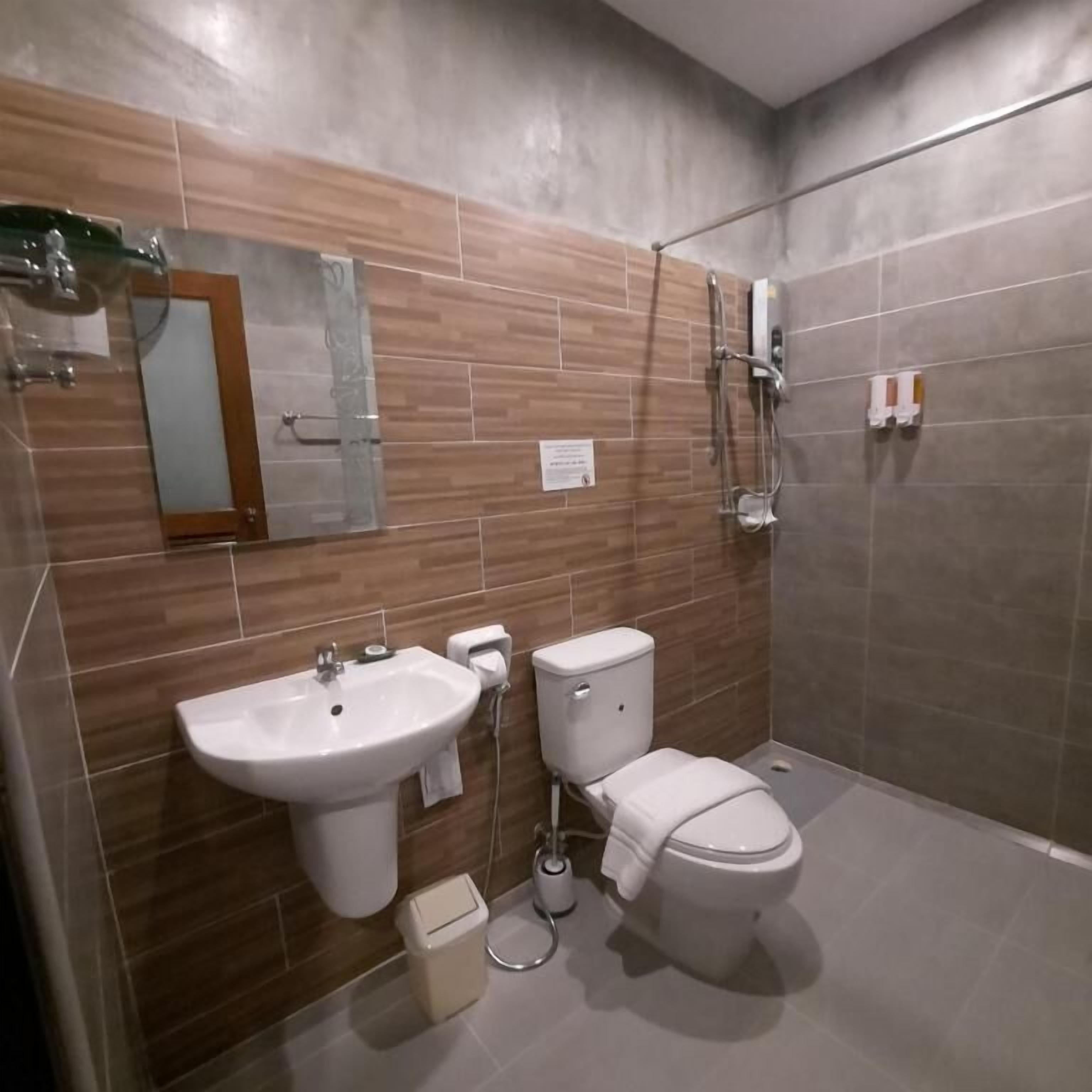 Shower, hair dryer, towels, toilet paper