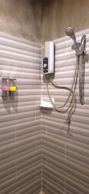 Chuveiro, secador de cabelo, toalhas de banho, papel higiênico