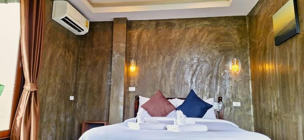 In-room safe, desk, blackout drapes, WiFi (free)