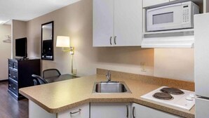 Private kitchen - 2 Queen Beds | Smoking, Micfridge (Fishkill)