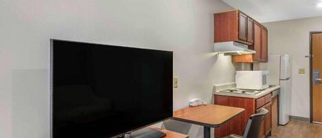 Geladeira, micro-ondas, cooktop, torradeira