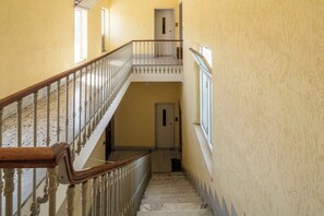 A staircase with a wooden handrail and white balusters leading to a landing. - La Terrazza in Centro, Genova (Genoa)