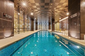Ein Innenpool mit kariertem Himmel und Wänden, sowie Hinweisschilder für eine maximale Wassertiefe von 1,2 Metern.