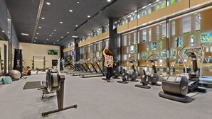 Ett modernt gym med löpband, crosstrainers och fria vikter.