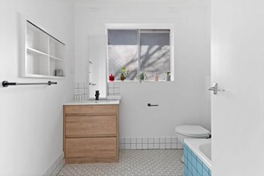 Bathroom - Bright 1-Bed Retreat in Kingsville (Kingsville)