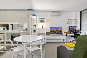 Dining Room - City-View 2-Bed Apartment Melbourne CBD (Melbourne)