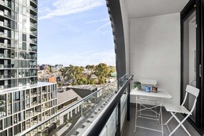 Outdoor dining - Bright 2-Bed Apartment Near South Melbourne (South Melbourne)