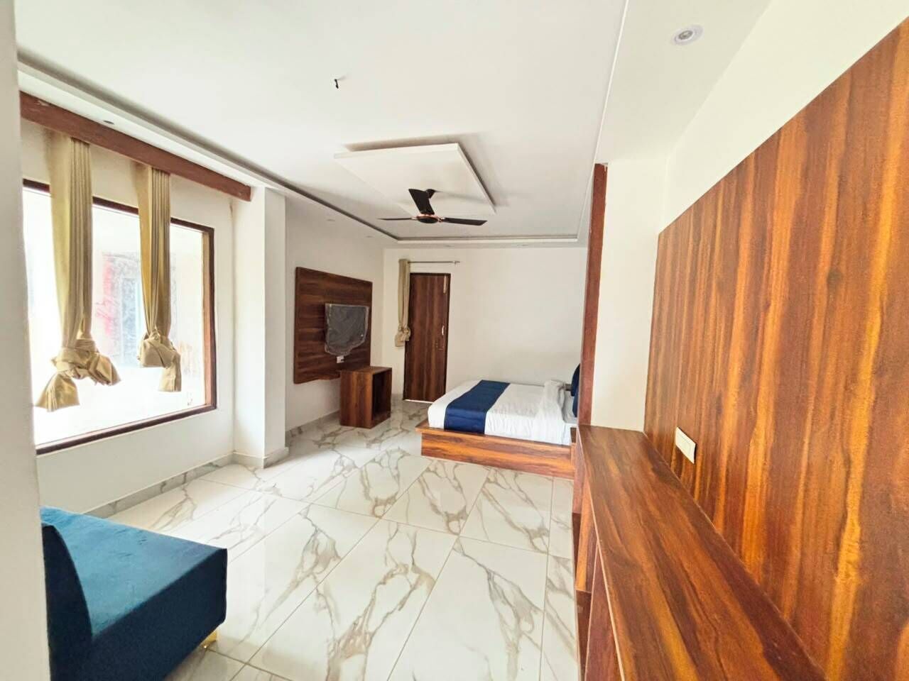 Deluxe Room, Balcony, Hill View | Desk, laptop workspace, iron/ironing board, WiFi (free)