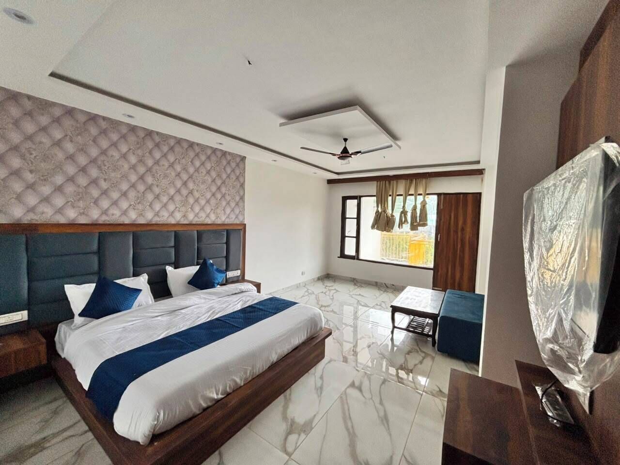 Deluxe Room, Balcony, Hill View | Desk, laptop workspace, iron/ironing board, WiFi (free)