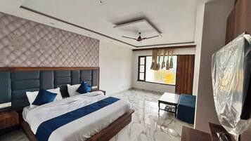 Deluxe Room, Balcony, Hill View | Desk, laptop workspace, iron/ironing board, WiFi (free)
