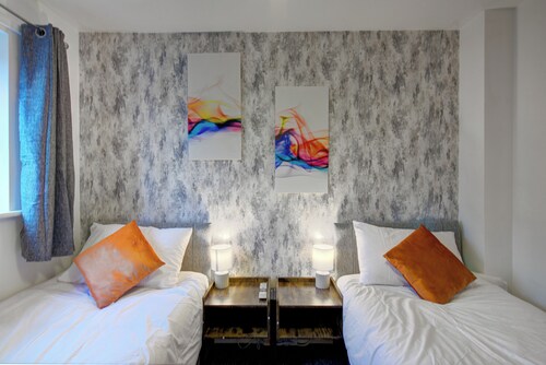Acorn House | Spacious | Wi-Fi | Parking | Contractors