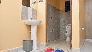 Un baño con lavabo, inodoro y zona de ducha.