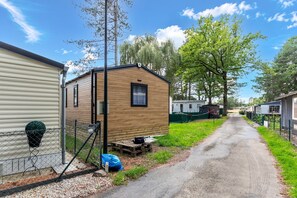 A row of mobile homes with a gravel path between them. - Mobile Home with Shared Pool (Zonhoven)