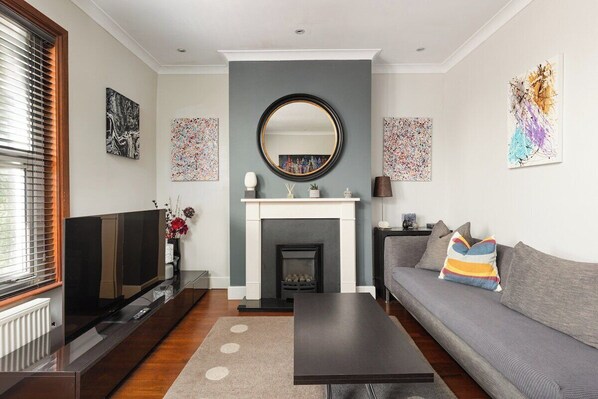 Unclassified image, 1 of 13, button - New! Cosy Split-Level 1BR | 1 min to Leyton Tube (Greater London)