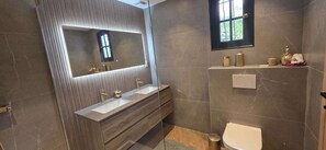 Bathroom - Vrbo Property (Le Cannet)