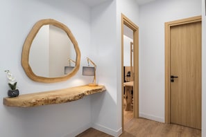 A hallway with a wooden bench, a mirror, and a door. - Acropolis Executive Residence  | Chatzichristou Str.16.Athens 11742, Bill & John Apartments & Villas (Athens)