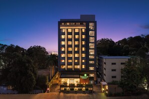Un hotel de varios pisos con una entrada destacada y un letrero que dice 'lemon tree premier'.