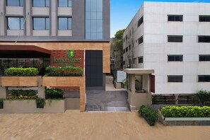 Un edificio con un letrero que dice 'lemon tree PREMIUM' y un diseño arquitectónico moderno.