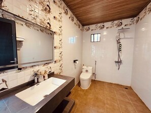 Jetted bath, hair dryer, bidet, towels - The Aurora Retreat Ong Lang Beach Phu Quoc (Phú Quốc)