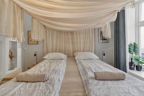 5 bedrooms, iron/ironing board, travel cot, free WiFi