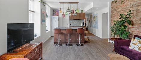 Un espacio habitable moderno con cocina, comedor y zona de estar.