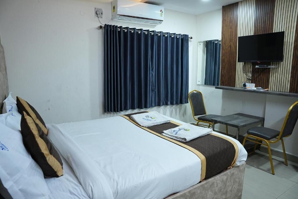Standard Double Room | Desk