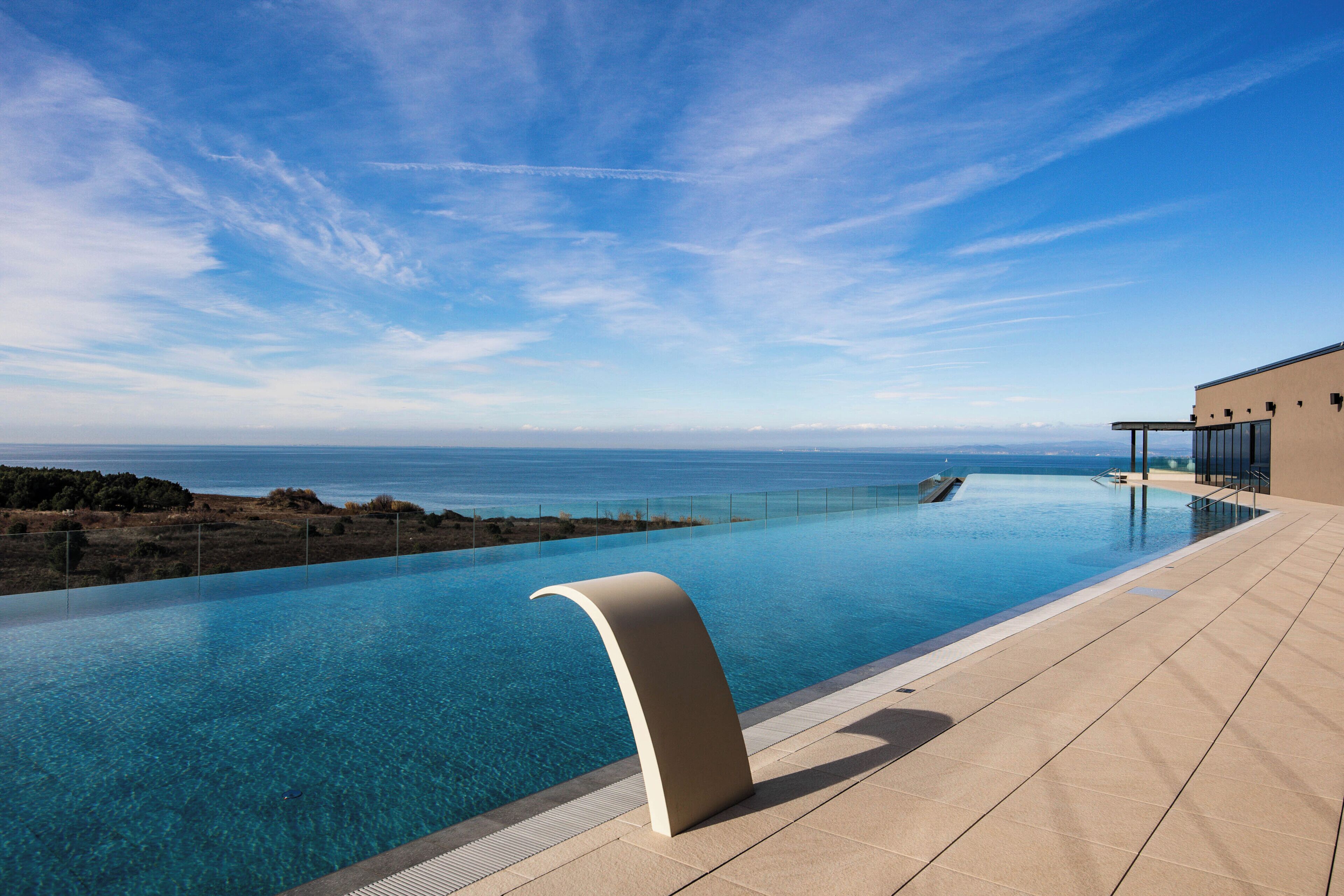Un ciel d’un bleu éclatant, avec une piscine et une vue sur la mer.