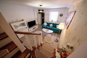 Living area - Lovely 1-bedroom apartment in charming Brașov perfect for your stay (Brașov)