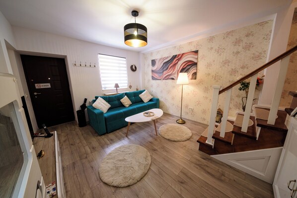 Living area - Lovely 1-bedroom apartment in charming Brașov perfect for your stay (Brașov)