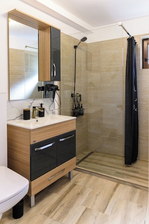 Bathroom - Lovely 1-bedroom apartment in charming Brașov perfect for your stay (Brașov)