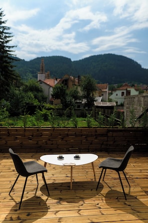 Outdoor dining - Lovely 1-bedroom apartment in charming Brașov perfect for your stay (Brașov)