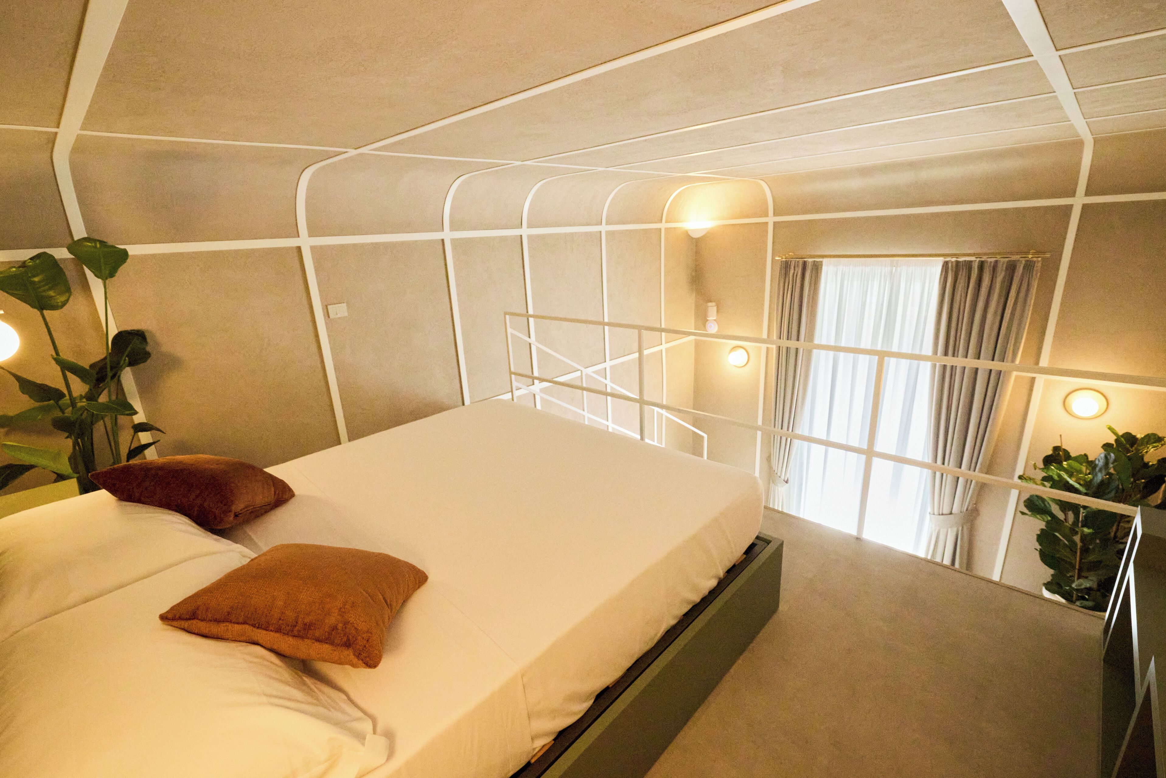 Ein modernes Schlafzimmer mit Etagenbett, Nachttisch und einem Fenster mit Vorhängen.