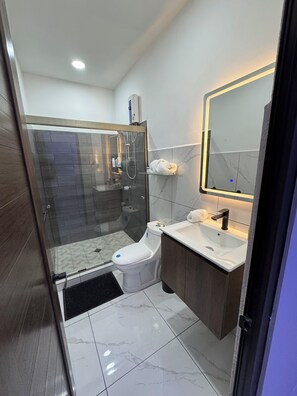 Bathroom - 3-bedroom house in marvelous Guazapa with cool AC (Guazapa)