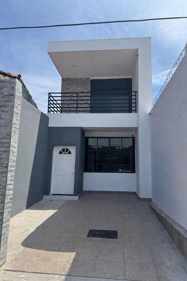 Exterior - 3-bedroom house in marvelous Guazapa with cool AC (Guazapa)