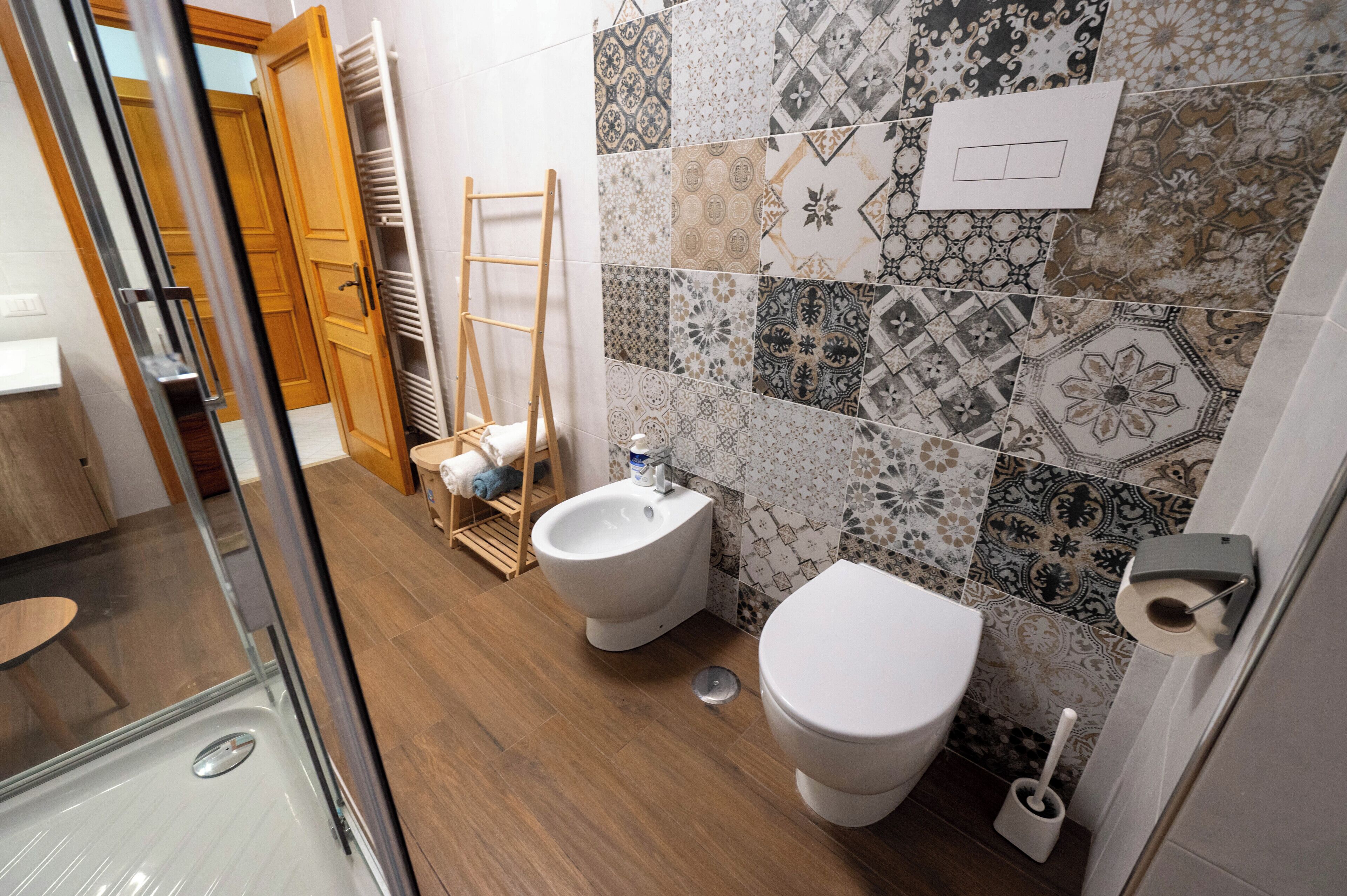 Ein Badezimmer mit Toilette, Bidet und Duschbereich.