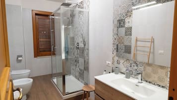 Habitación doble, balcón | Baño