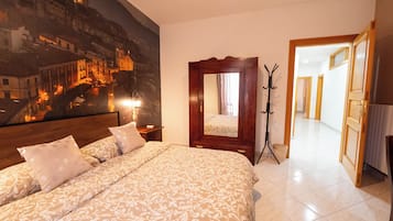 Habitación doble, balcón | Tabla de planchar con plancha y wifi gratis