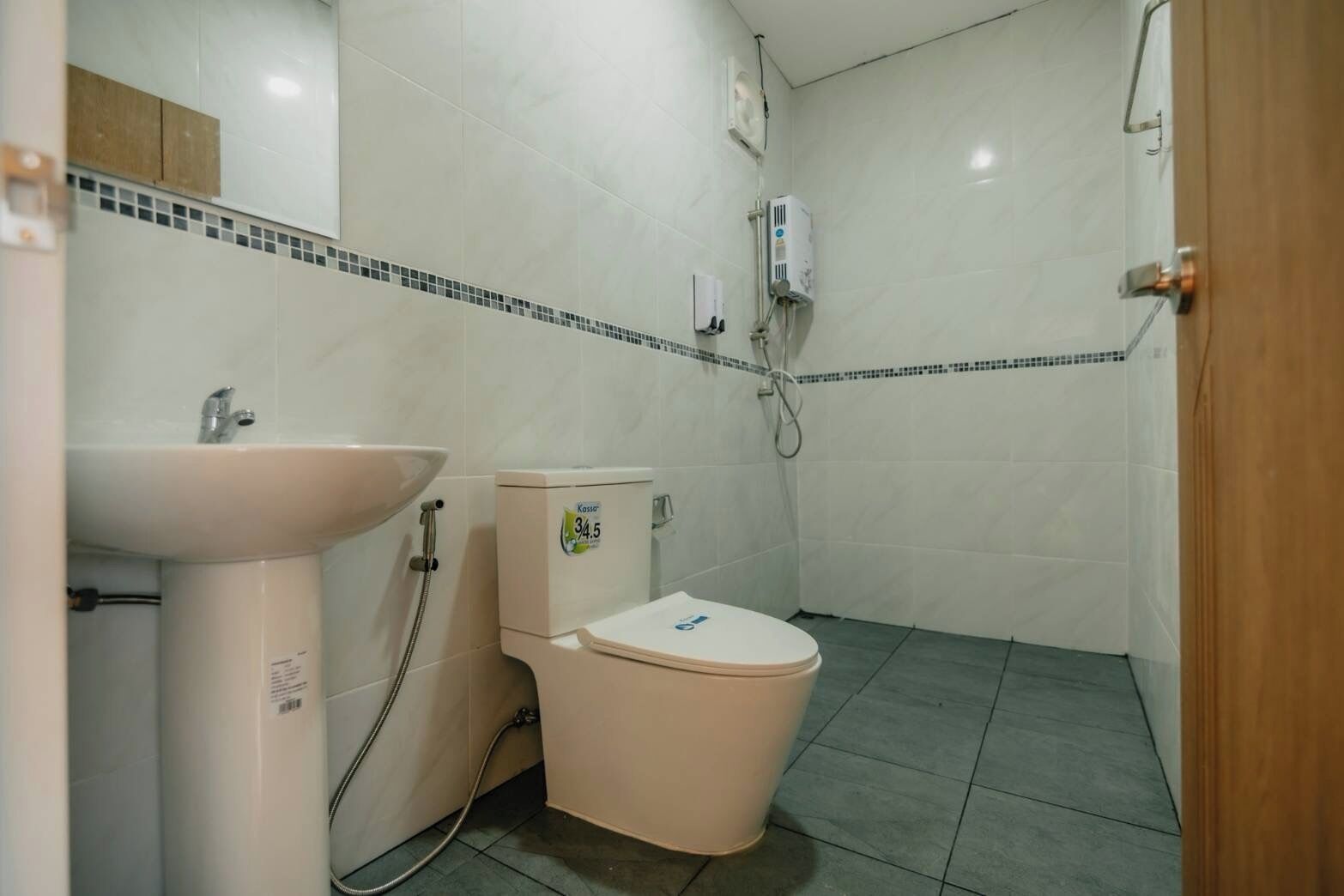 Villa | Bathroom | Shower, free toiletries, hair dryer, towels
