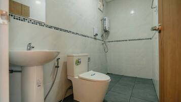 Villa | Bathroom | Shower, free toiletries, hair dryer, towels